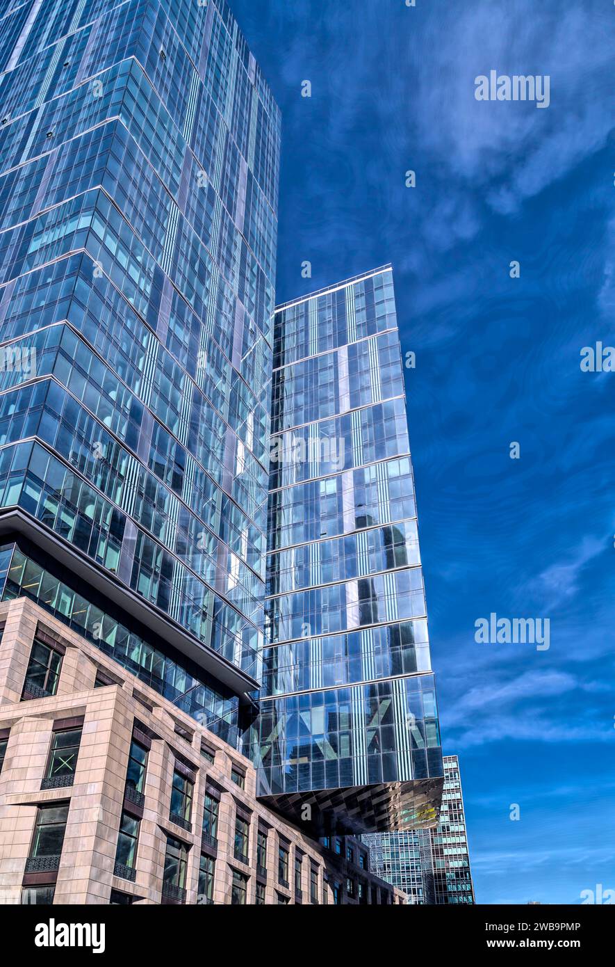 L'ala nord di One West End è a sbalzo sopra la piazza dell'edificio in West End Avenue, la parte inferiore rivestita di metallo lucido scintillante. Foto Stock