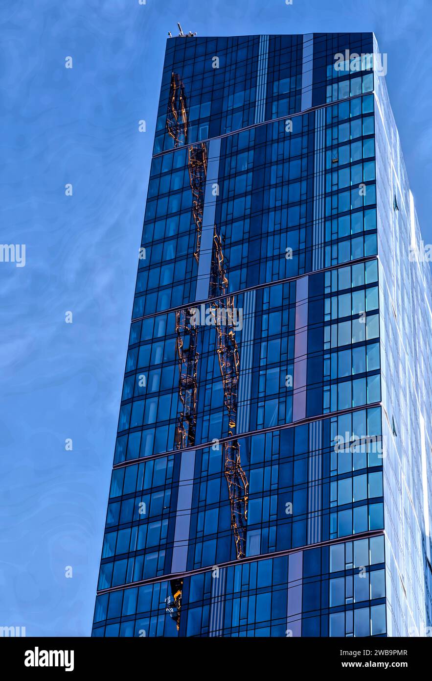 L'ala nord di One West End è a sbalzo sopra la piazza dell'edificio in West End Avenue, la parte inferiore rivestita di metallo lucido scintillante. Foto Stock