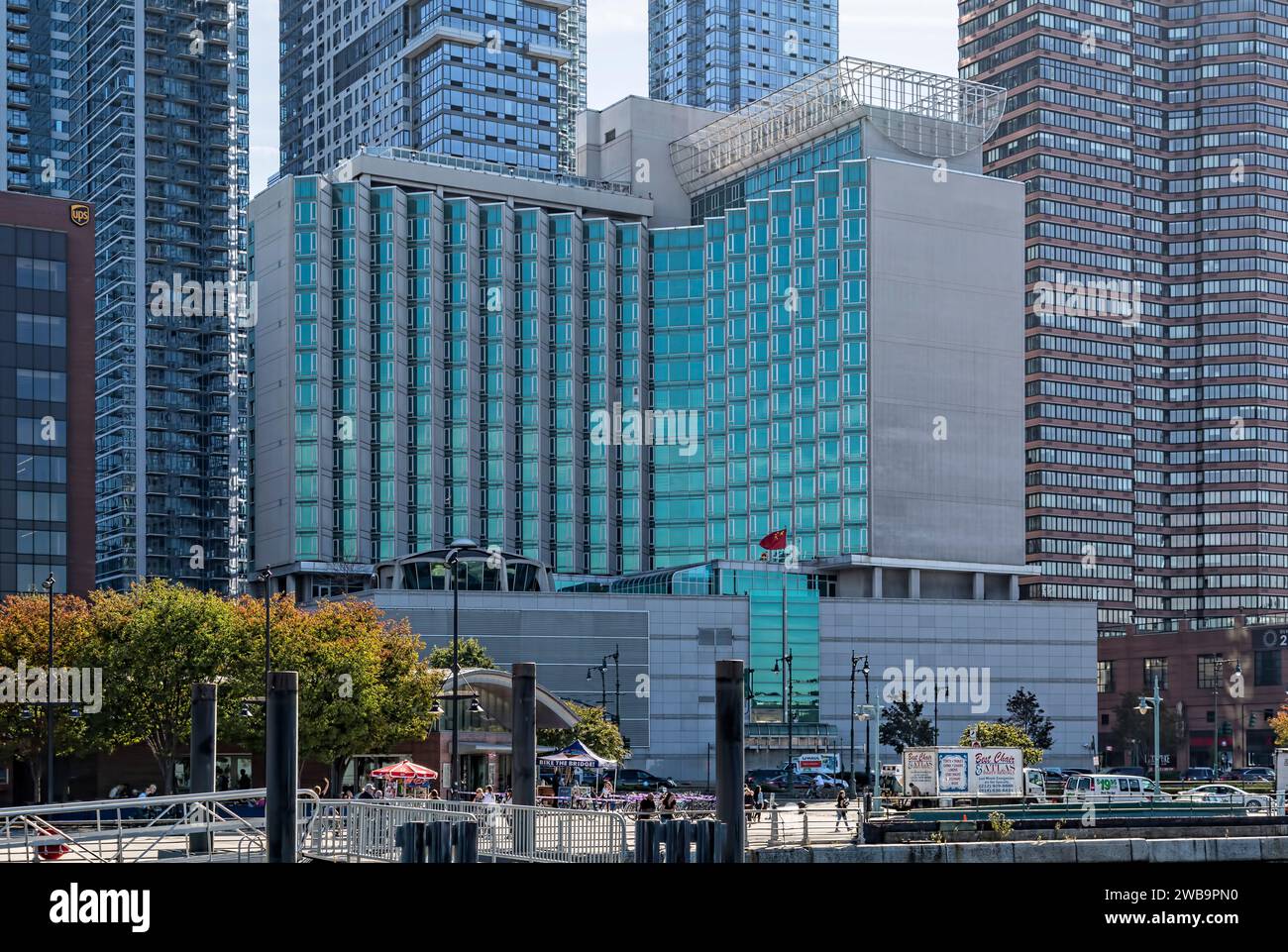 Il consolato generale della Repubblica popolare cinese occupa l’ex-grattacielo Sheraton Motor Inn sulla 12th Avenue e sulla West 46th Street. Foto Stock