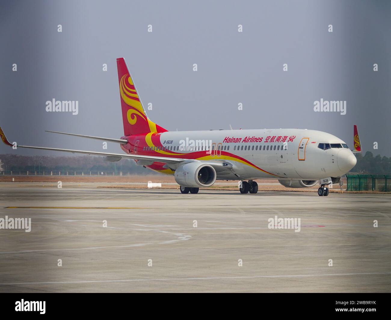 Yichang, Cina. 9 gennaio 2024. Un aereo passeggeri Hainan Airlines è in funzione presso l'aeroporto delle tre Gole a Yichang, provincia di Hubei, Cina, il 9 gennaio 2024. (Foto di Costfoto/NurPhoto) credito: NurPhoto SRL/Alamy Live News Foto Stock