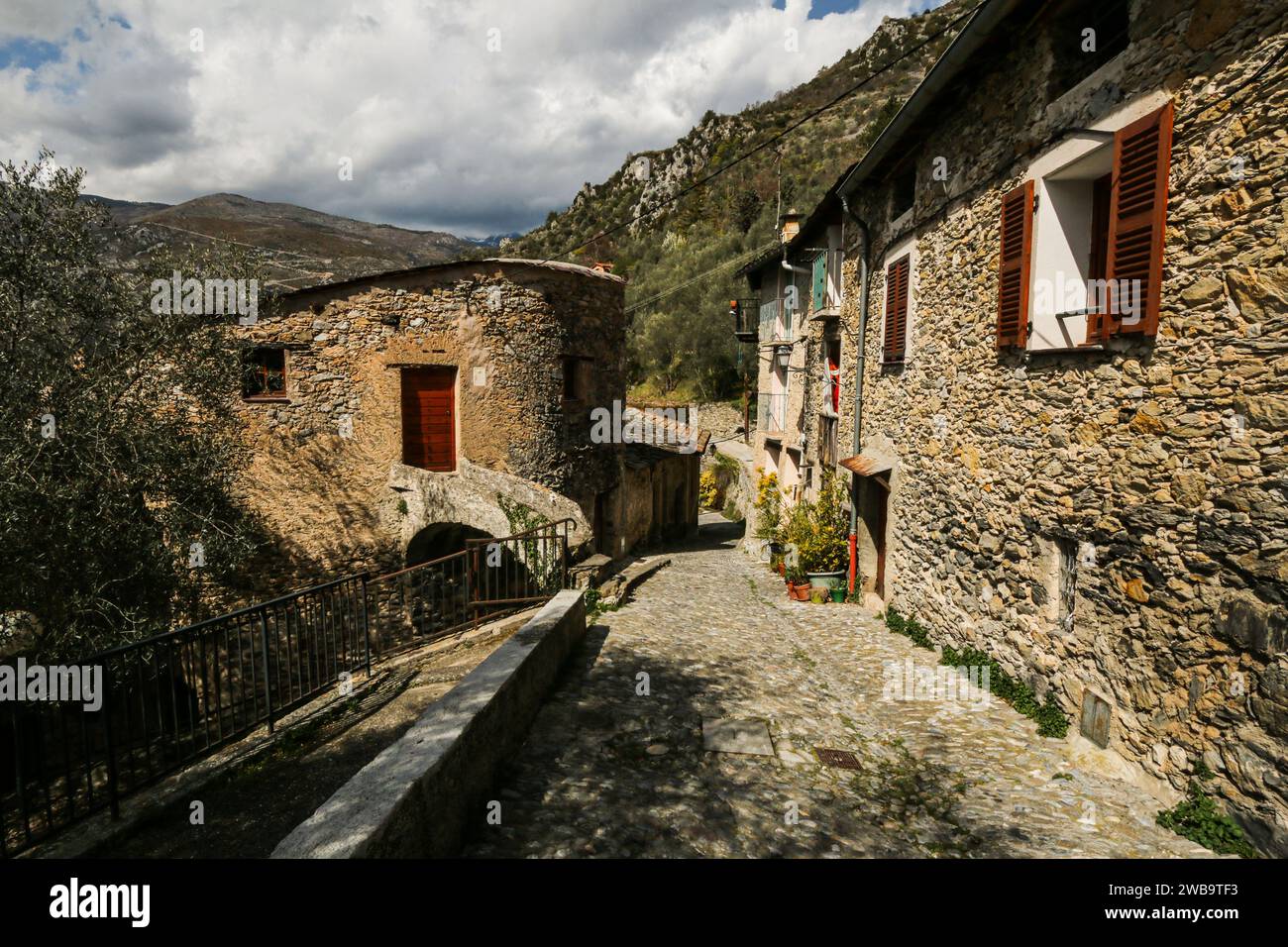 Sentiero in pietra a Saorge, un villaggio medievale nel dipartimento delle Alpi marittime, vallée de la Roya, regione PACA, Francia sud-orientale Foto Stock