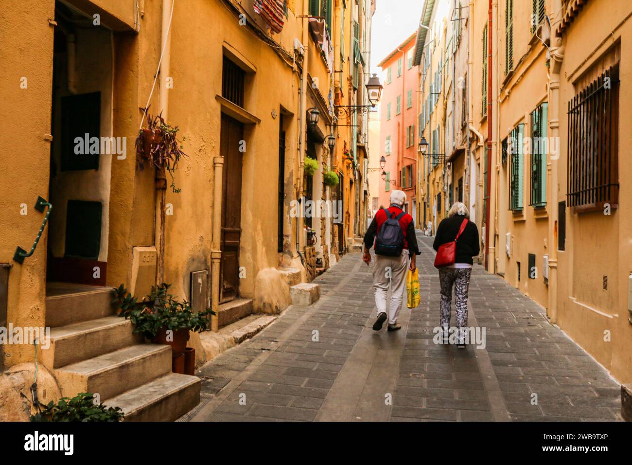 Piccola strada colorata nella città vecchia di Mentone, dipartimento delle Alpi marittime, Francia sud-orientale Foto Stock
