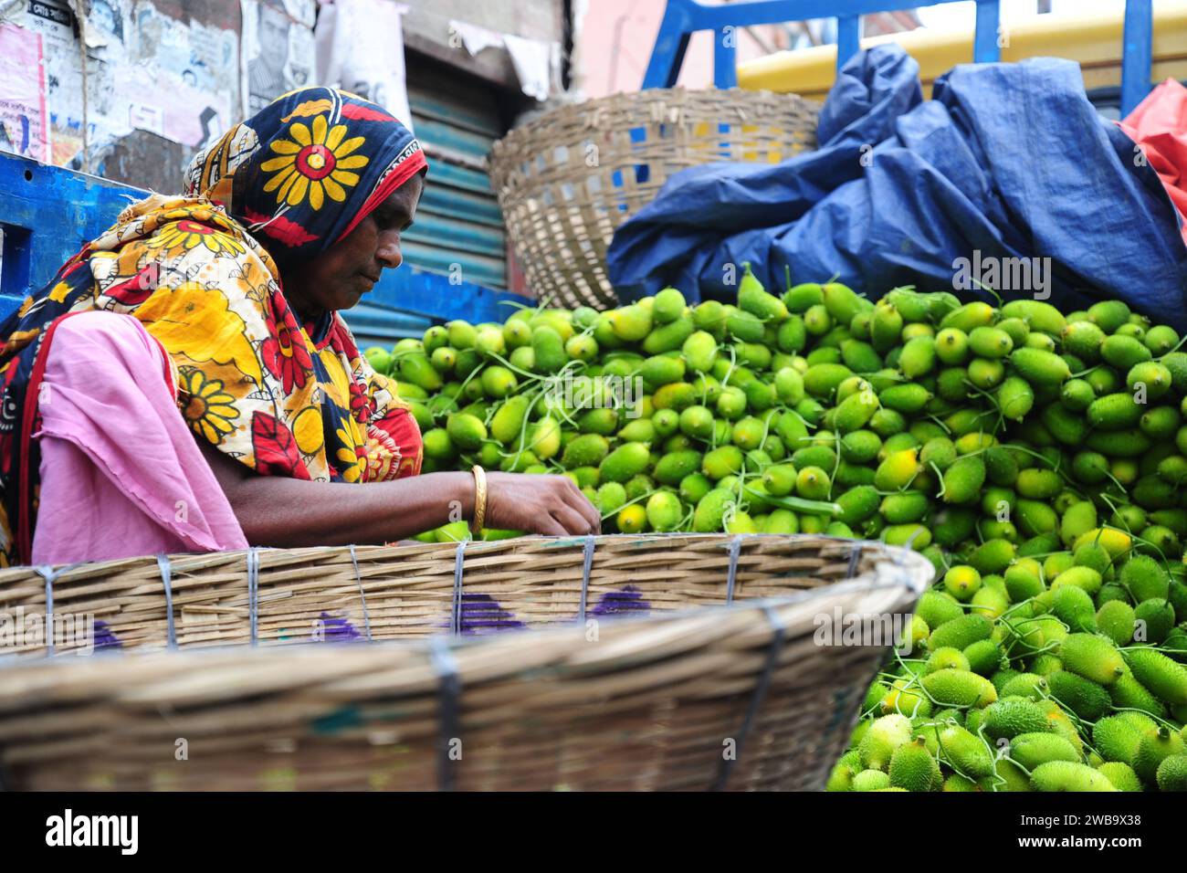 Verdure di zucca fresche e verdi, pronte per la vendita sul mercato. Foto Stock