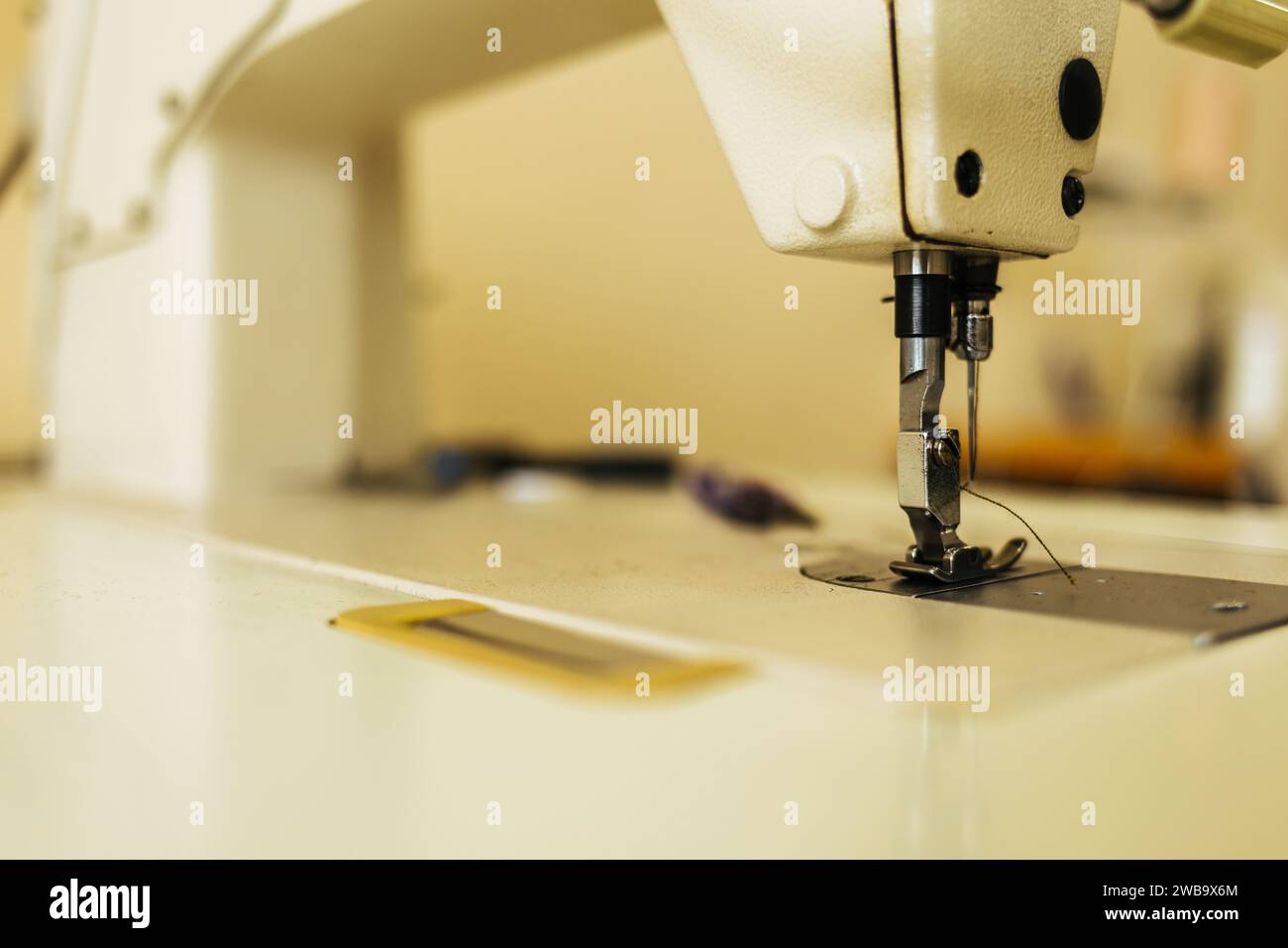 Primo piano macchina da cucire e capo di abbigliamento, vecchia macchina da cucire, stile vintage Foto Stock