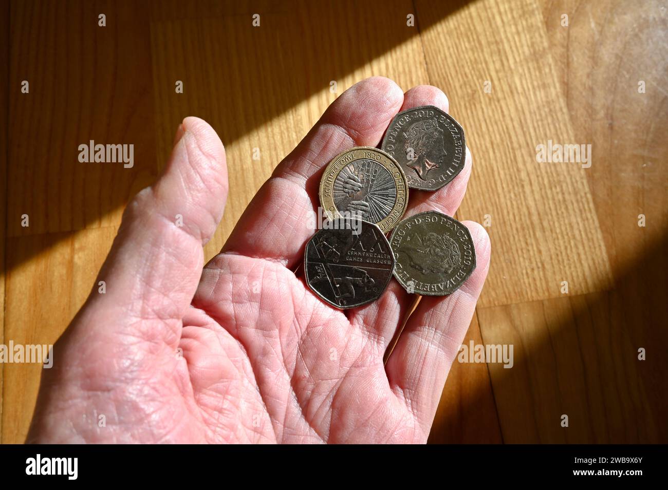 Una manciata di monete inglesi. Foto Stock