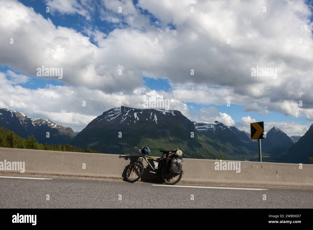 Bicicletta da turismo parcheggiata su strada in Norvegia. Splendido paesaggio norvegese. Foto Stock