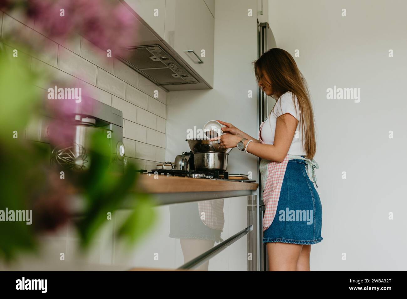 donna che prepara un dessert al cioccolato. Foto Stock