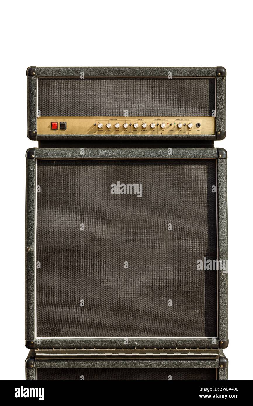 Ampio cabinet con amplificatore per chitarra in stile retrò e frontalino di comando isolati su sfondo bianco Foto Stock
