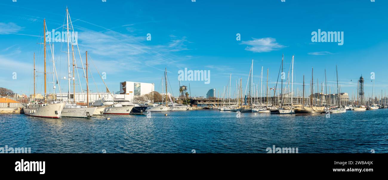 Barcellona, Spagna - 7 aprile 2023: Molti yacht a Port Vell. Questo porto è uno dei tre porti di Barcellona. Foto di alta qualità Foto Stock