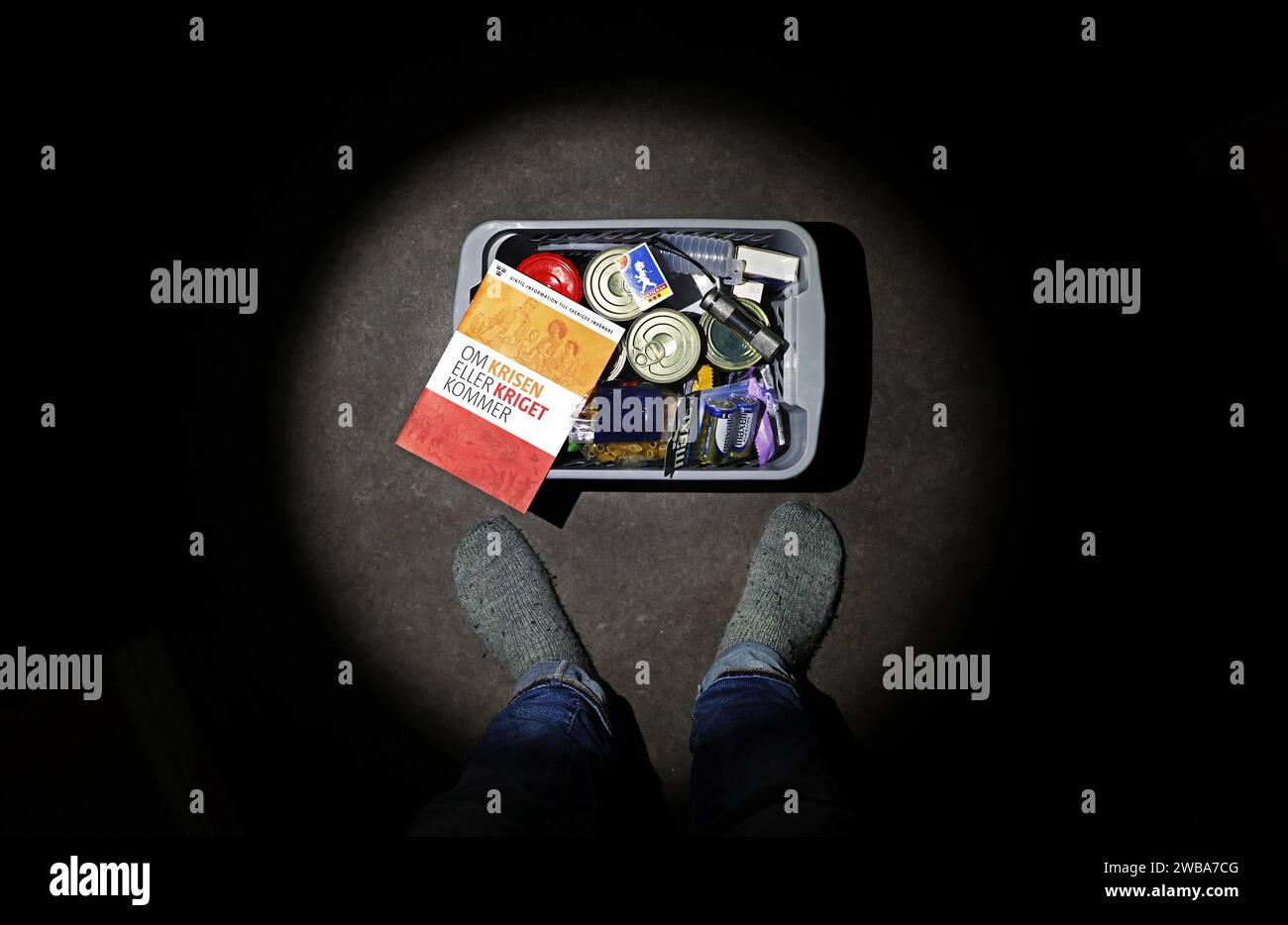 Motala, Svezia. 9 gennaio 2024. "Se arriva la guerra" informazioni e una scatola di cibo e altre necessità in una casa che potrebbe essere necessaria in una crisi o in una guerra. "IF the War Comes" (svedese: OM kriget kommer) è un opuscolo originariamente preparato dal Comandante Supremo delle forze armate svedesi. Credito: Jeppe Gustafsson/Alamy Live News Foto Stock