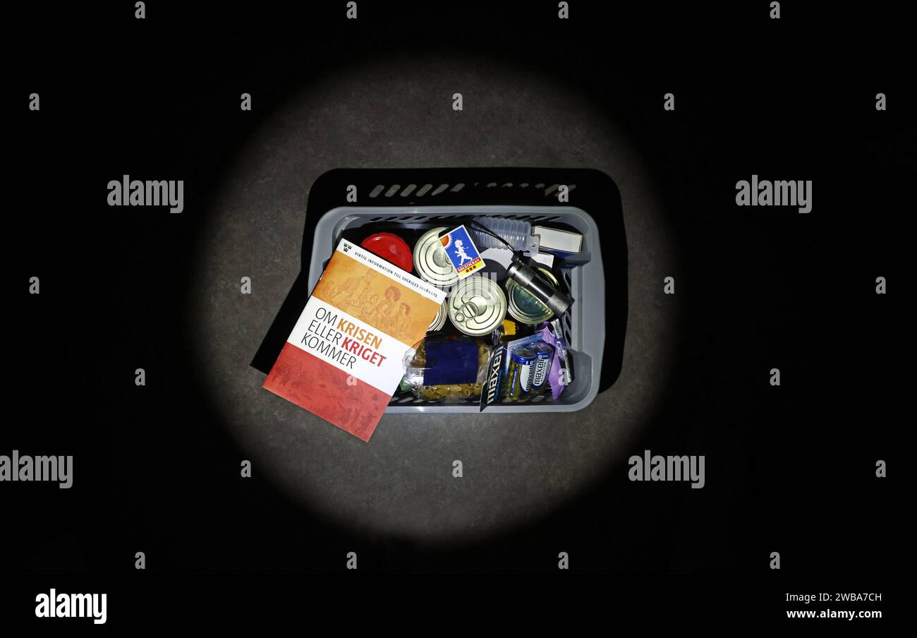 Motala, Svezia. 9 gennaio 2024. "Se arriva la guerra" informazioni e una scatola di cibo e altre necessità in una casa che potrebbe essere necessaria in una crisi o in una guerra. "IF the War Comes" (svedese: OM kriget kommer) è un opuscolo originariamente preparato dal Comandante Supremo delle forze armate svedesi. Credito: Jeppe Gustafsson/Alamy Live News Foto Stock