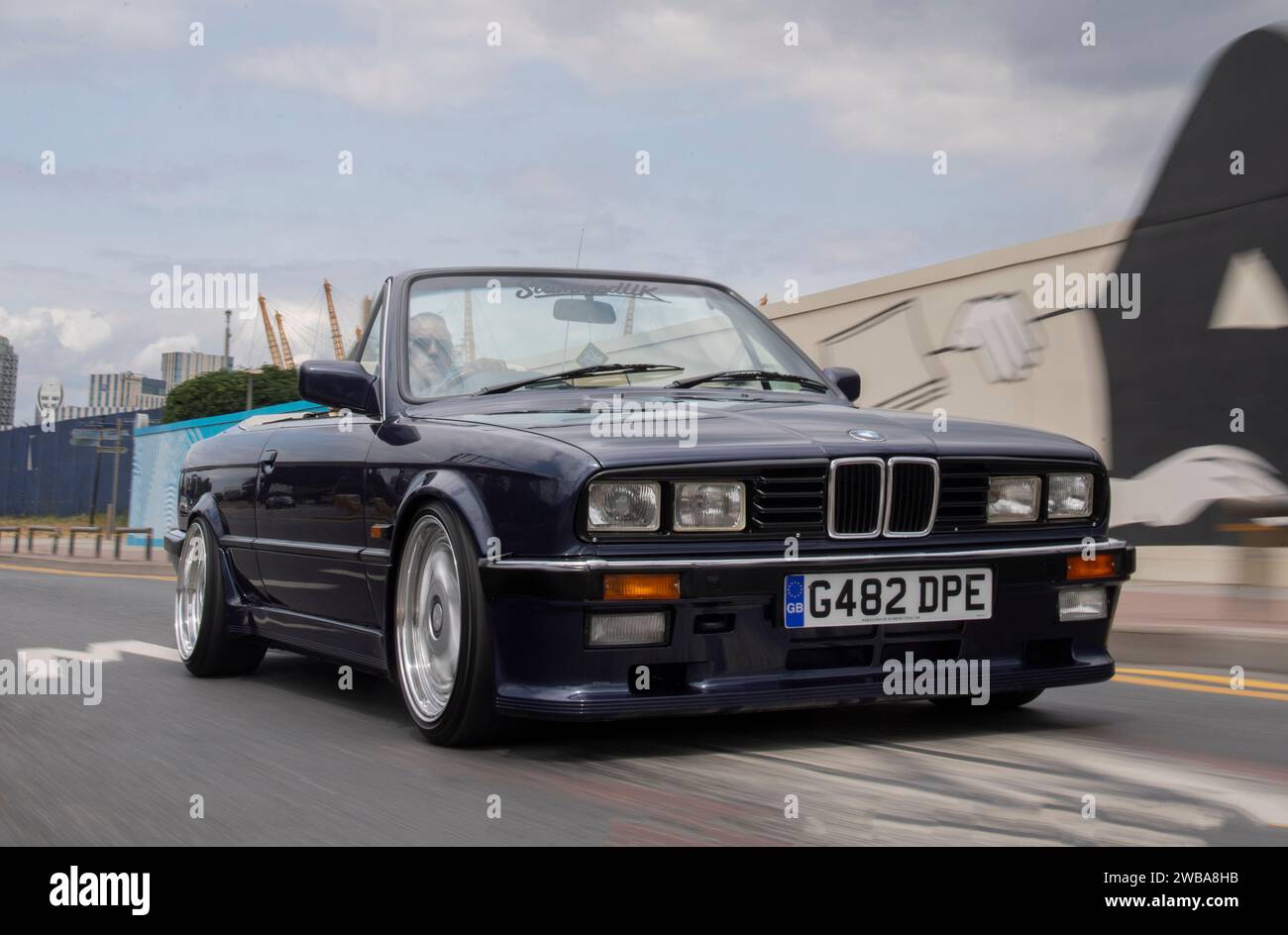 BMW serie E30 3 convertibile, ribassata, con conversione di luce quadrata e cerchi in lega OZ Foto Stock