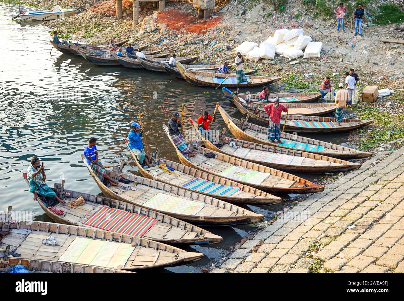 Traghetti aperti in legno sul fiume Buriganga a Dacca Bangladesh Foto Stock