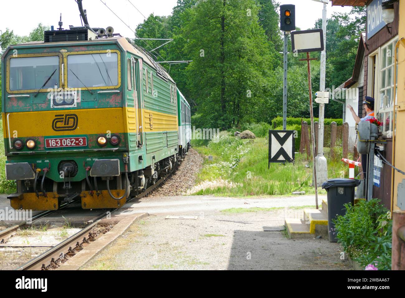 Plchuvky, Cechia - 6 giugno 2017: Ferrovia regionale con treno elettrico Skoda CSD Classe e 499,3 o 163 a colori delle ferrovie ceche Foto Stock