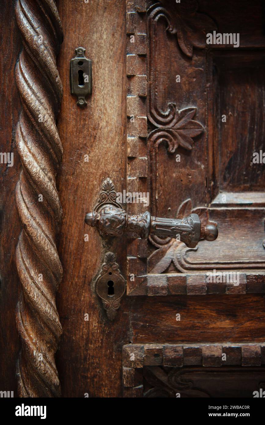 Una porta decorata e splendidamente intagliata in legno. Foto Stock