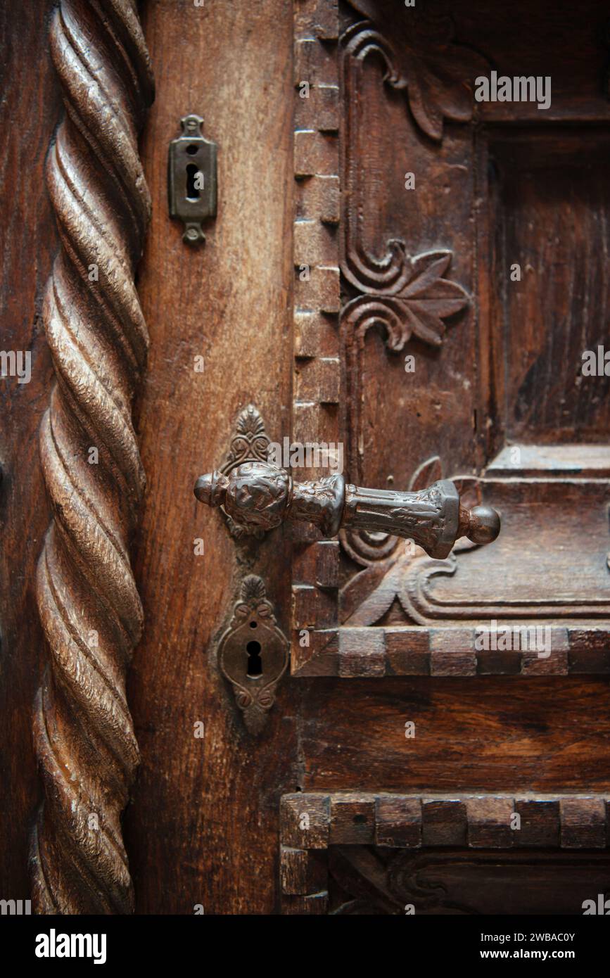 Una porta decorata e splendidamente intagliata in legno. Foto Stock