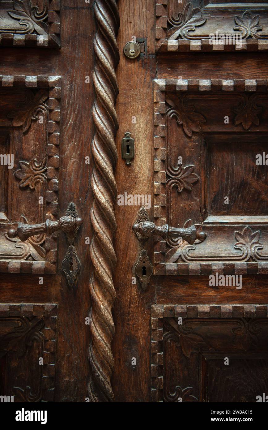 Una porta decorata e splendidamente intagliata in legno. Foto Stock