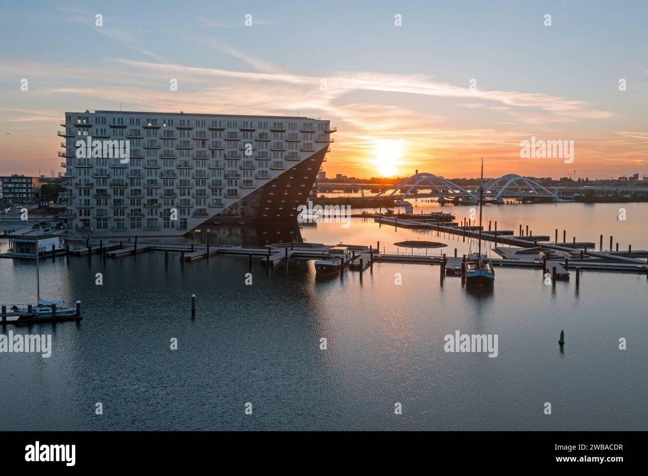 Aereo dagli Sluishuis a IJburg Amsterdam Paesi Bassi al tramonto Foto Stock