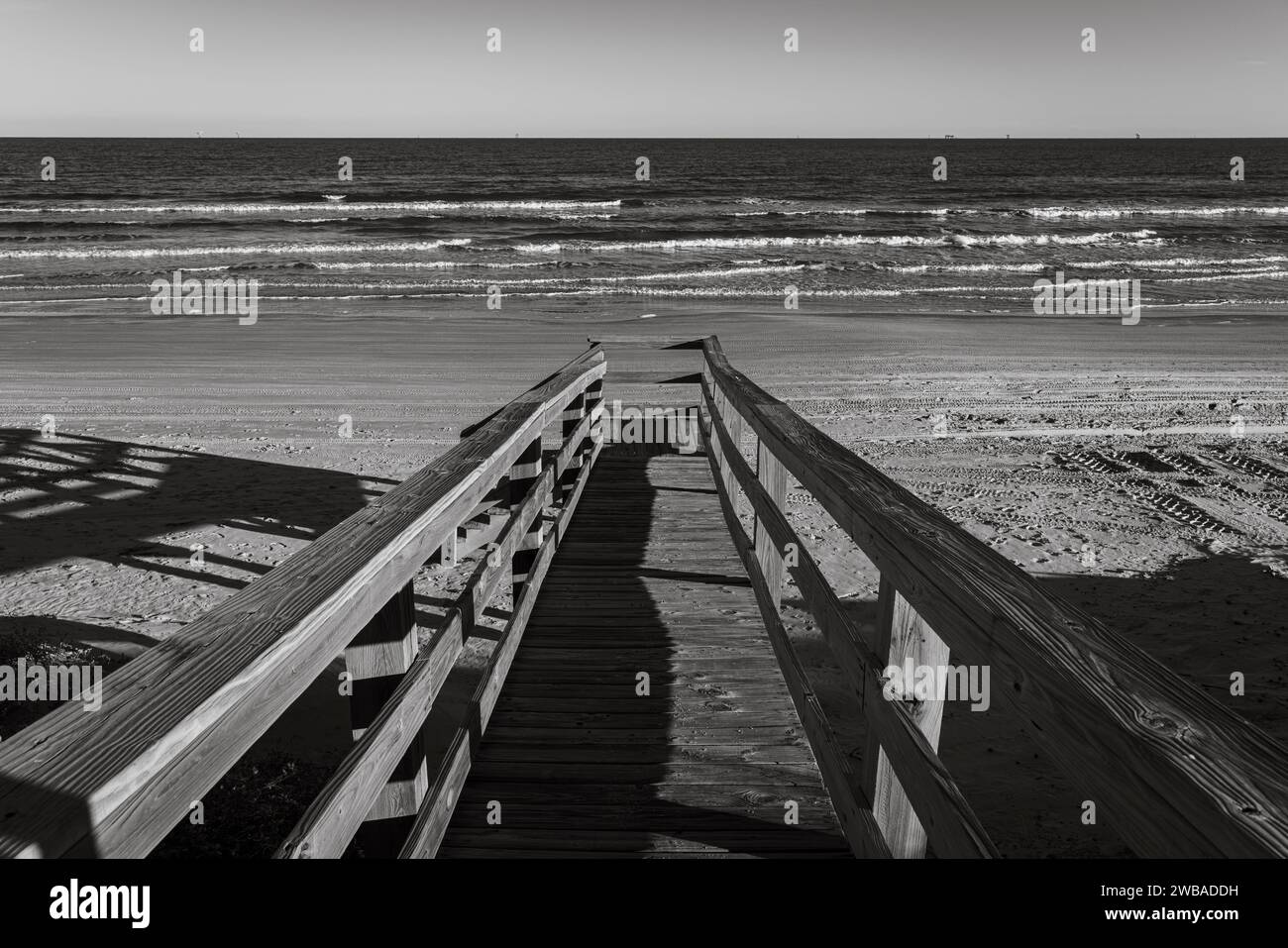 Passerella per la spiaggia sull'Isola di Mustang vicino a Port Aransas, Texas. Foto Stock
