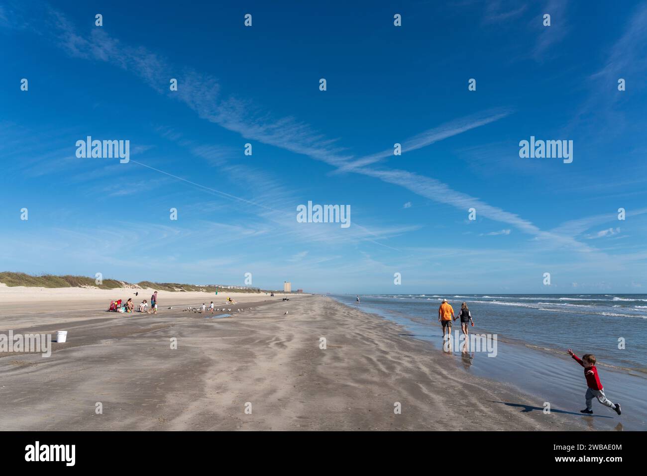Amanti della spiaggia sulla spiaggia di Mustang Island vicino a Port Aransas, Texas Foto Stock