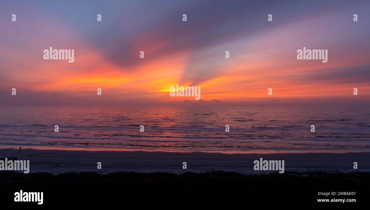 Alba sulla spiaggia di Mustang Island vicino a Port Aransas, Texas. Foto Stock