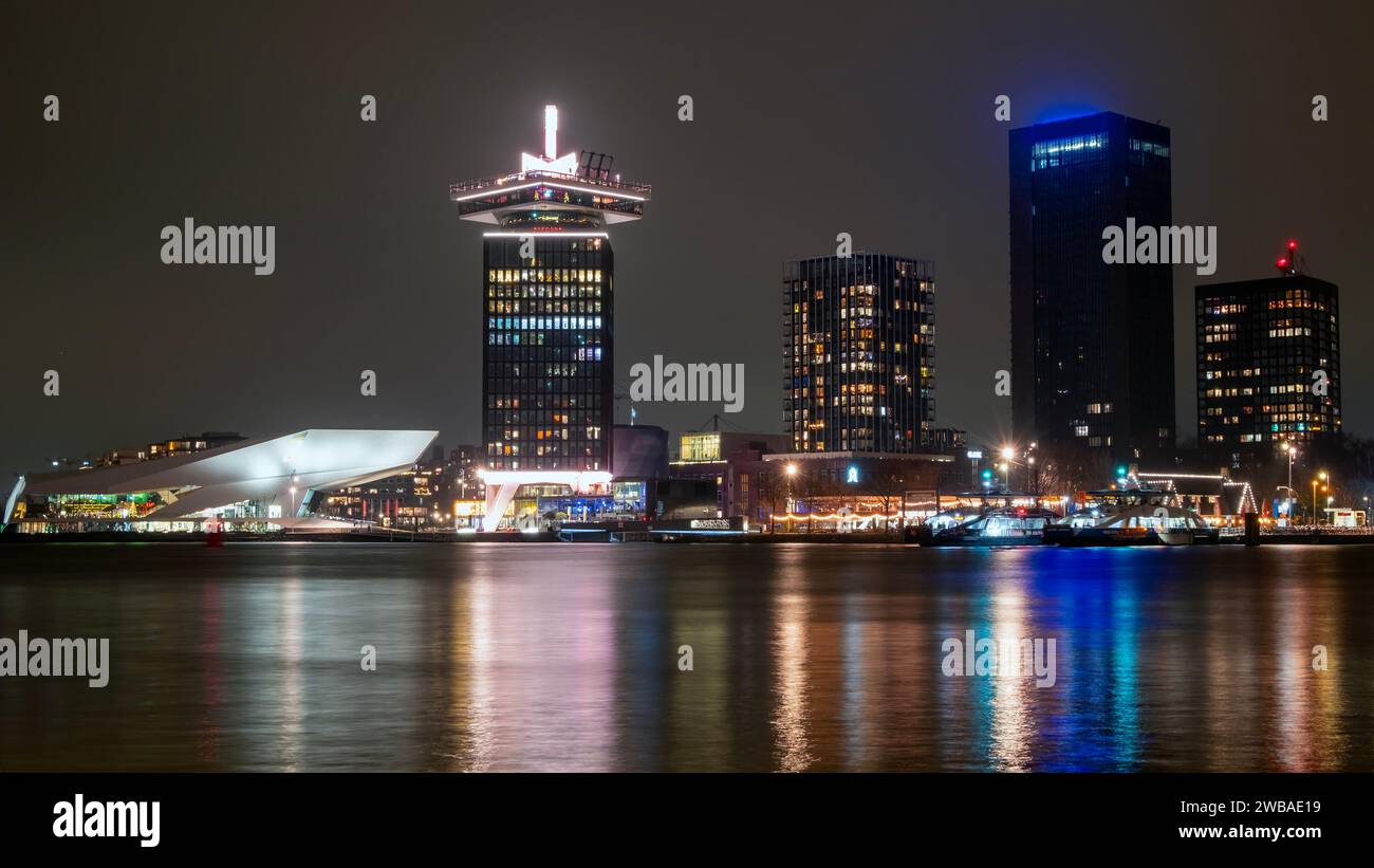 Vista panoramica della città da Amsterdam all'IJ nei Paesi Bassi di notte Foto Stock