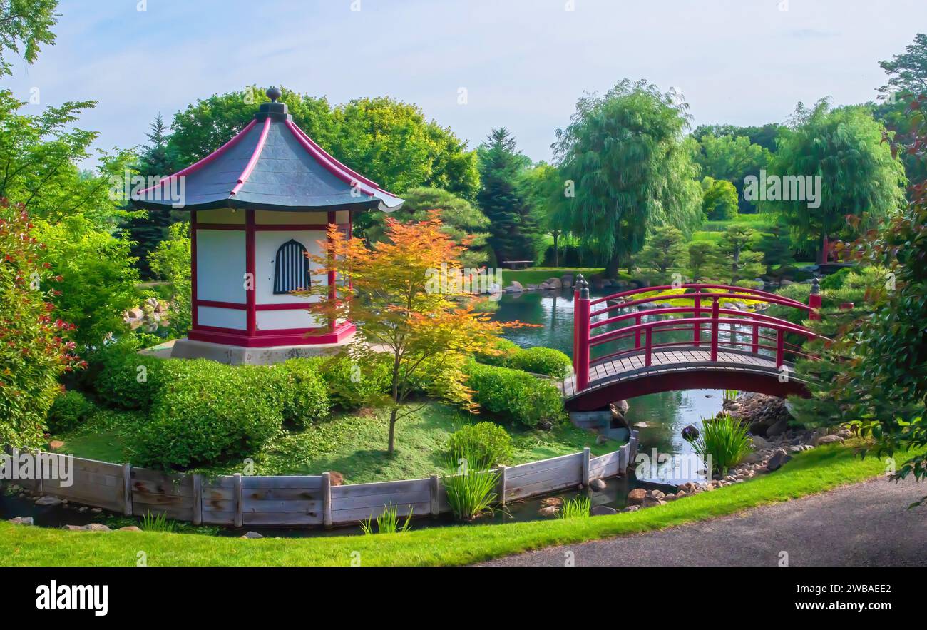 Splendida scena primaverile di un giardino giapponese con una struttura architettonica giapponese e un ponte rosso su un piccolo stagno a Bloomington, Minnesota USA Foto Stock