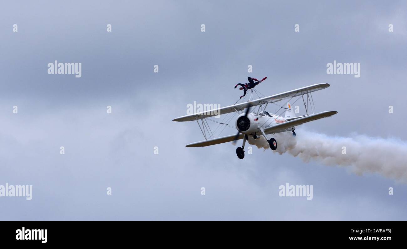 Aeroplano della squadra che cammina nell'ala Aerosuperbatics in volo. Foto Stock