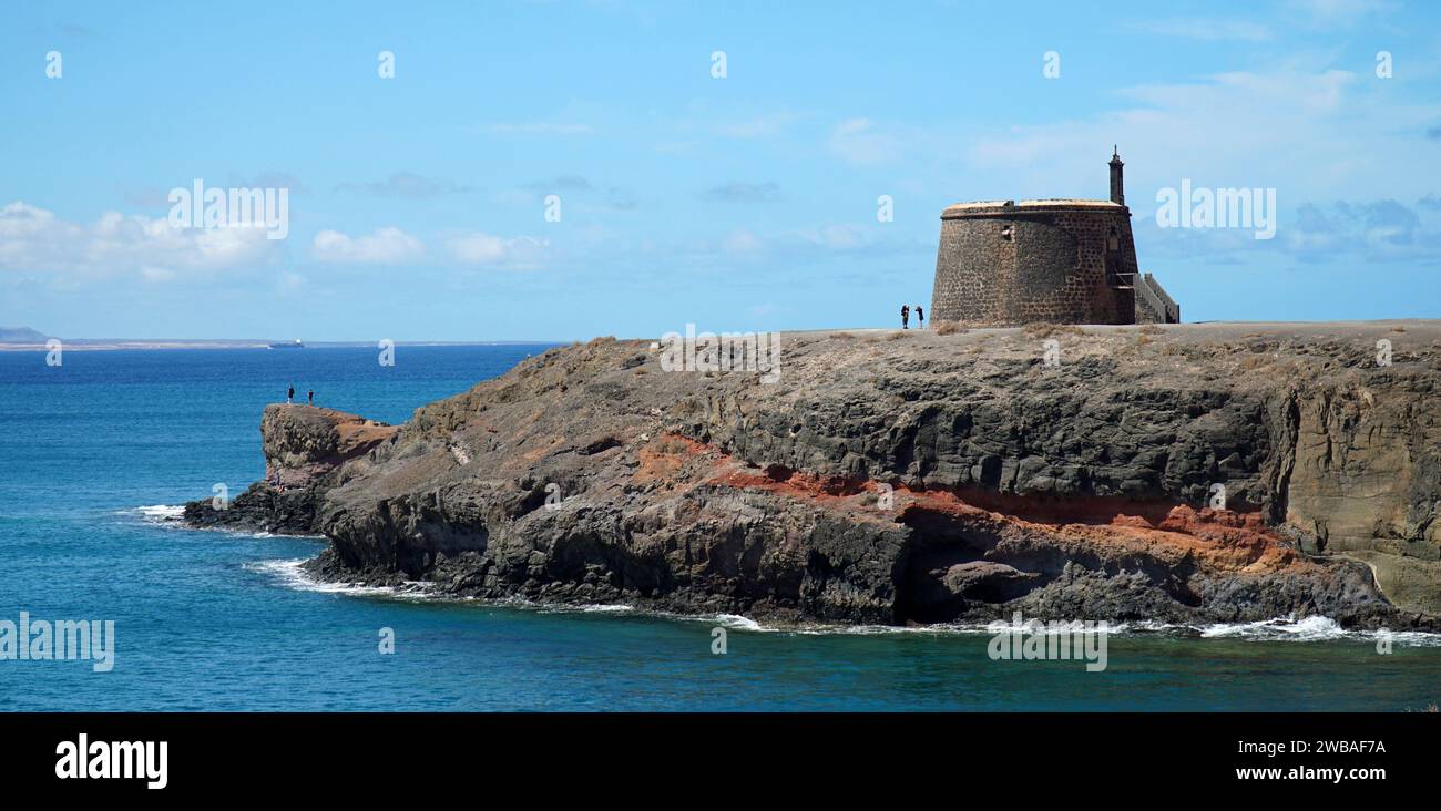Vecchio Forte napolionico sulla cima della scogliera a Playa Blanca Lanzarote Spagna. Foto Stock