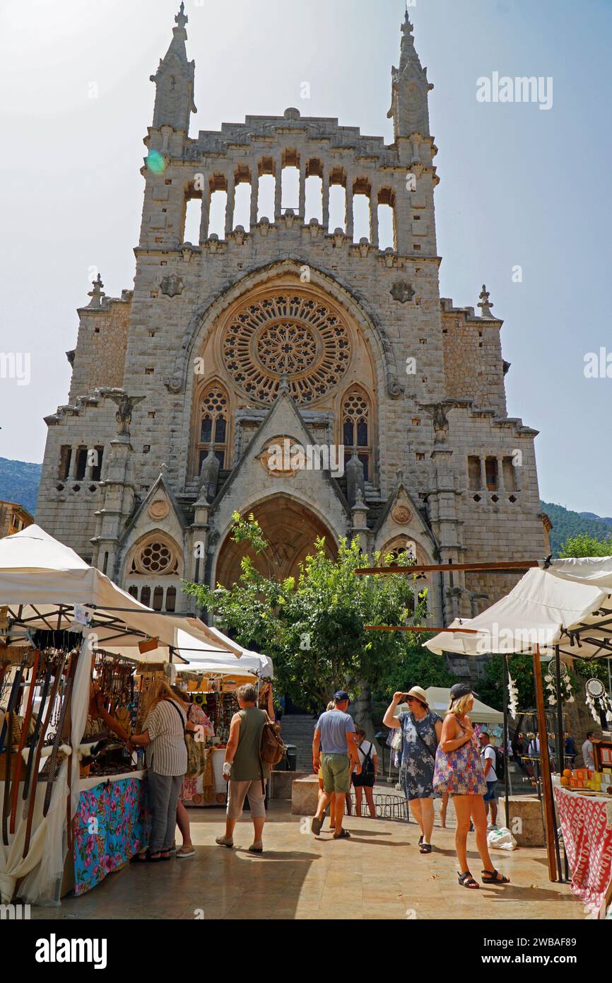 Mercato sulla piazza della città vecchia della cattedrale di Soller Mallorca sullo sfondo. Foto Stock