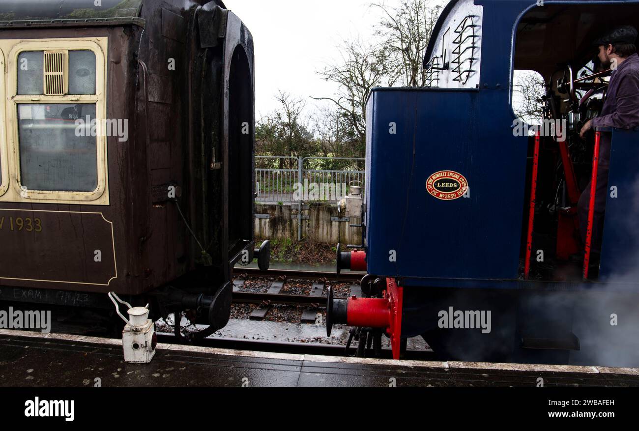 Treno a vapore storico della valle di Avon Wimblebury Hunslet motore No.3839 che si inverte fino alla carrozza Bitton vicino Bristol Foto Stock