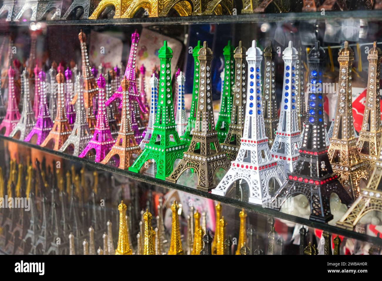 Parigi, Francia - 1° gennaio 2024: Colorate statuette ricordo a forma di Torre Eiffel. Foto Stock