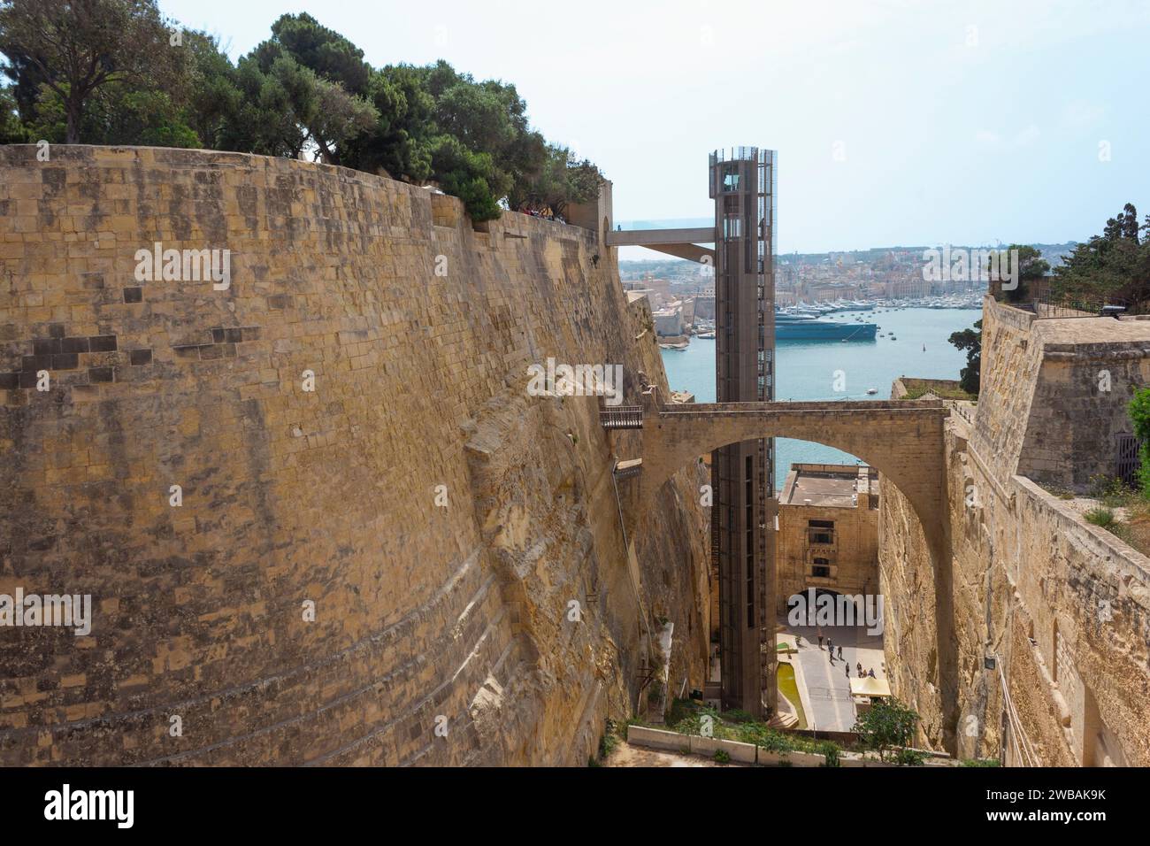 Vista dell'ascensore Barrakka, la Valletta, Malta, situata all'interno del fosso delle fortificazioni di la Valletta, collega il molo Lascaris a St Peter e Paul Foto Stock