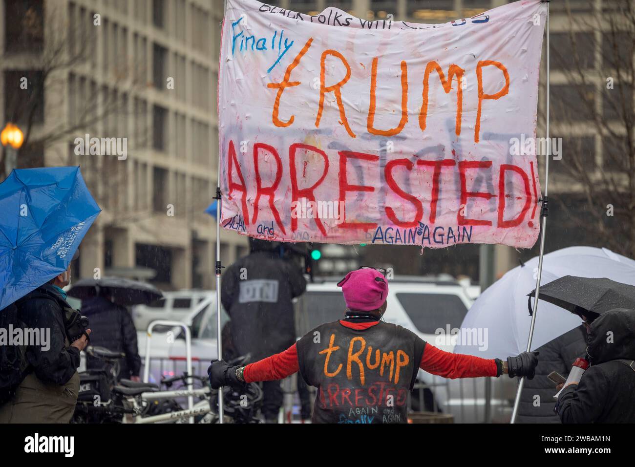 Washington, Distretto di Columbia, USA. 9 gennaio 2024. Nadine Seiler di Waldorf, MD proteste al di fuori della Corte d'appello del circuito di Washington, durante discussioni orali sul fatto che Donald Trump sia immune dall'accusa per sovversione elettorale, martedì 9 gennaio 2024 a Washington. Le discussioni orali sono iniziate alle 9:30, al quinto piano del tribunale E. Barrett Prettyman. (Immagine di credito: © Eric Kayne/ZUMA Press Wire) SOLO USO EDITORIALE! Non per USO commerciale! Foto Stock