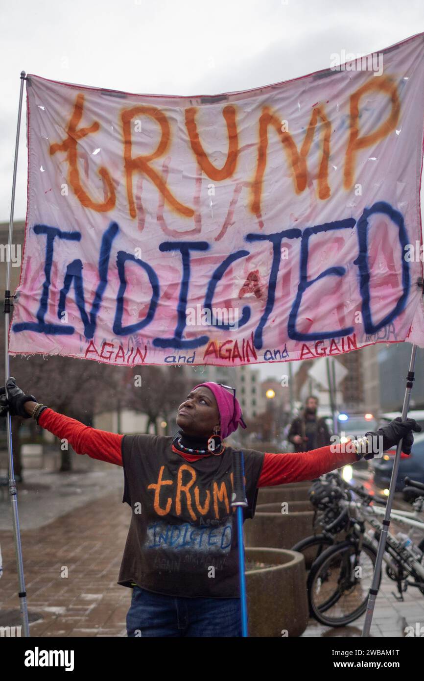 Washington, Distretto di Columbia, USA. 9 gennaio 2024. Nadine Seiler di Waldorf, MD proteste al di fuori della Corte d'appello del circuito di Washington, durante discussioni orali sul fatto che Donald Trump sia immune dall'accusa per sovversione elettorale, martedì 9 gennaio 2024 a Washington. Le discussioni orali sono iniziate alle 9:30, al quinto piano del tribunale E. Barrett Prettyman. (Immagine di credito: © Eric Kayne/ZUMA Press Wire) SOLO USO EDITORIALE! Non per USO commerciale! Foto Stock