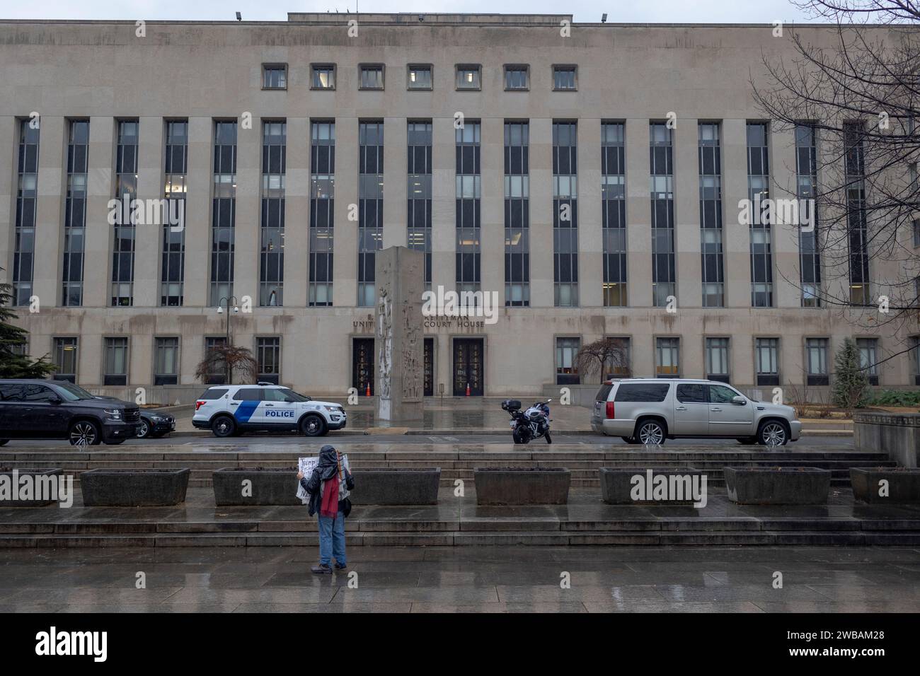 Washington, Distretto di Columbia, USA. 9 gennaio 2024. Un manifestante guarda alla Corte d'appello del circuito di Washington, durante le discussioni orali sul fatto che Donald Trump sia immune dall'accusa per sovversione elettorale, martedì 9 gennaio 2024 a Washington. Le discussioni orali sono iniziate alle 9:30, al quinto piano del tribunale E. Barrett Prettyman. (Immagine di credito: © Eric Kayne/ZUMA Press Wire) SOLO USO EDITORIALE! Non per USO commerciale! Foto Stock