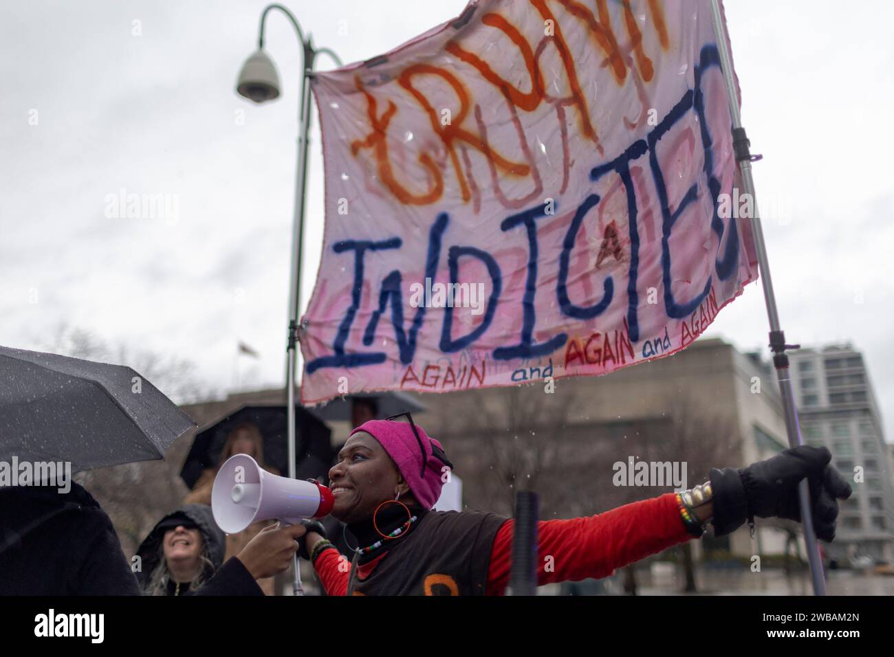 Washington, Distretto di Columbia, USA. 9 gennaio 2024. Nadine Seiler di Waldorf, MD proteste al di fuori della Corte d'appello del circuito di Washington, durante discussioni orali sul fatto che Donald Trump sia immune dall'accusa per sovversione elettorale, martedì 9 gennaio 2024 a Washington. Le discussioni orali sono iniziate alle 9:30, al quinto piano del tribunale E. Barrett Prettyman. (Immagine di credito: © Eric Kayne/ZUMA Press Wire) SOLO USO EDITORIALE! Non per USO commerciale! Foto Stock