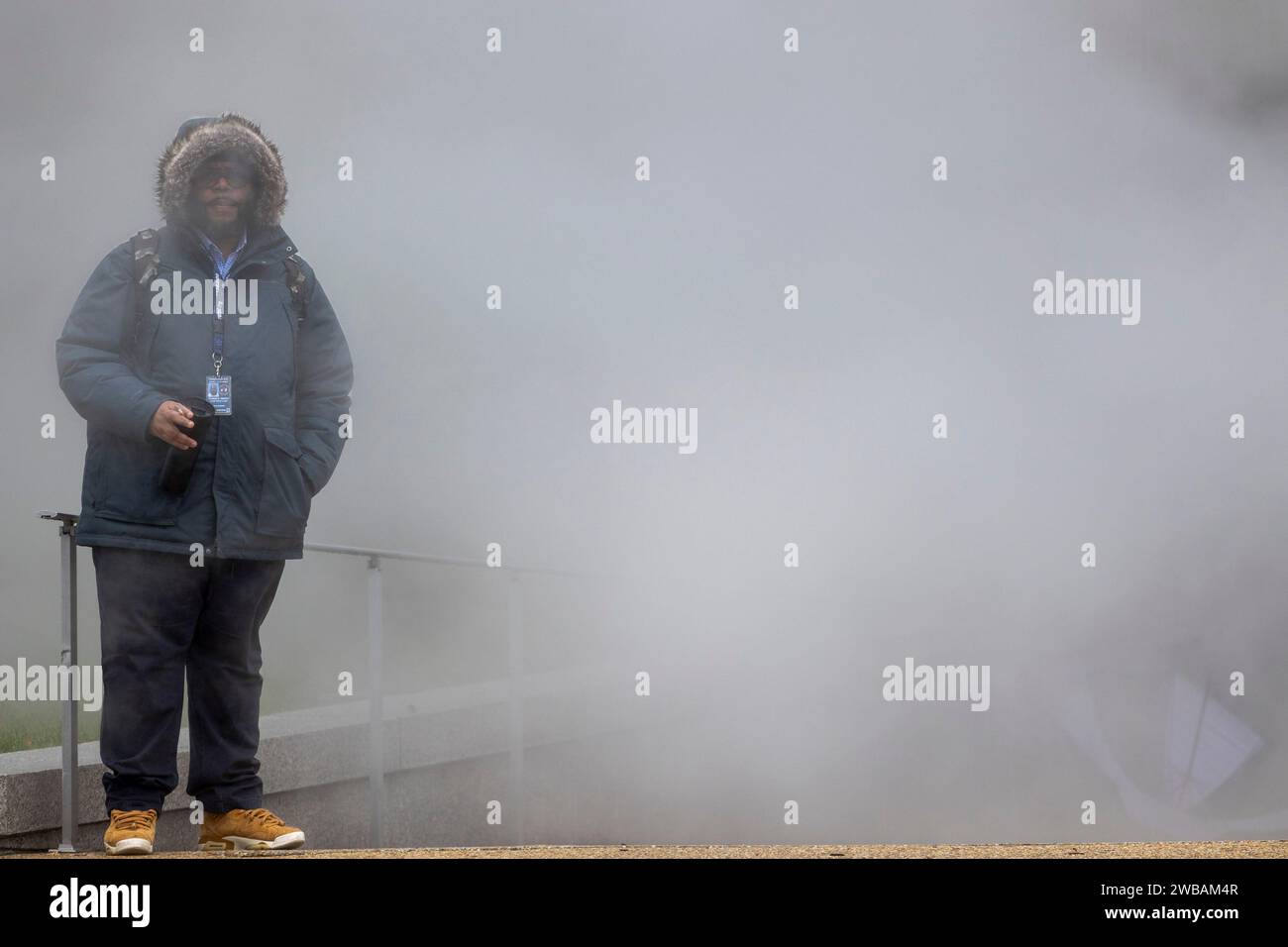 Washington, Distretto di Columbia, USA. 9 gennaio 2024. Steam avvolge un uomo che si prende una pausa dal fumo presso il tribunale di Moultrie, di fronte alla Corte d'appello del circuito D.C., durante le discussioni orali sul fatto che Donald Trump sia immune dall'accusa per sovversione elettorale, martedì 9 gennaio 2024 a Washington. Le discussioni orali sono iniziate alle 9:30, al quinto piano del tribunale E. Barrett Prettyman. (Immagine di credito: © Eric Kayne/ZUMA Press Wire) SOLO USO EDITORIALE! Non per USO commerciale! Foto Stock