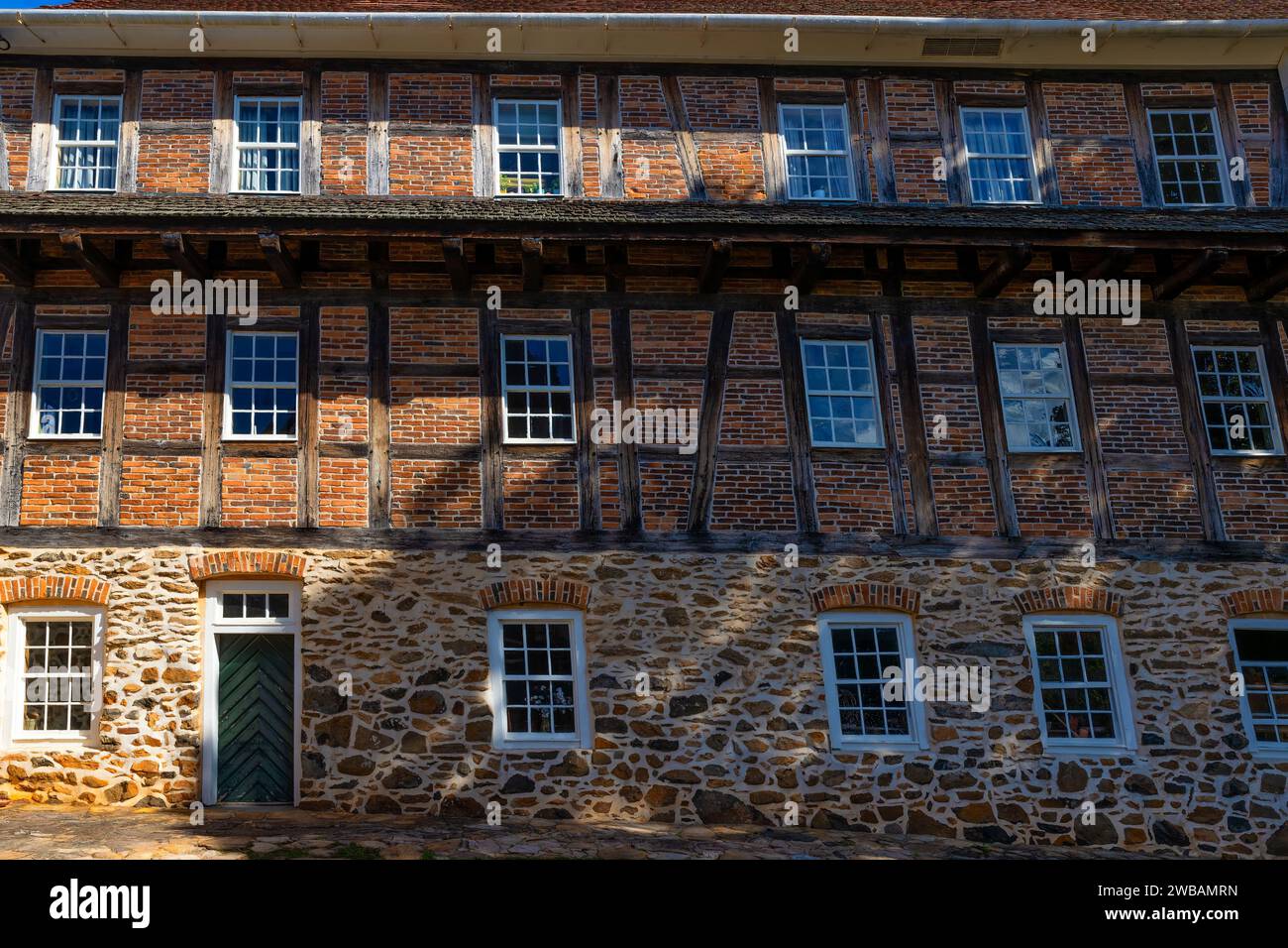 Old Salem, North Carolina, USA - 26 ottobre 2023: Brothers House and Property costruita nel 1771 e un'aggiunta di mattoni costruita nel 1786. Foto Stock