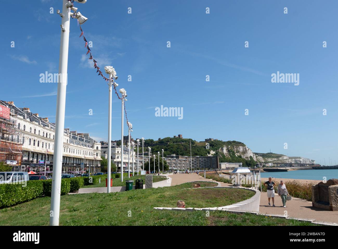 Spiaggia di dover fronte al mare e passeggiata con castello sopra. Kent Inghilterra Foto Stock