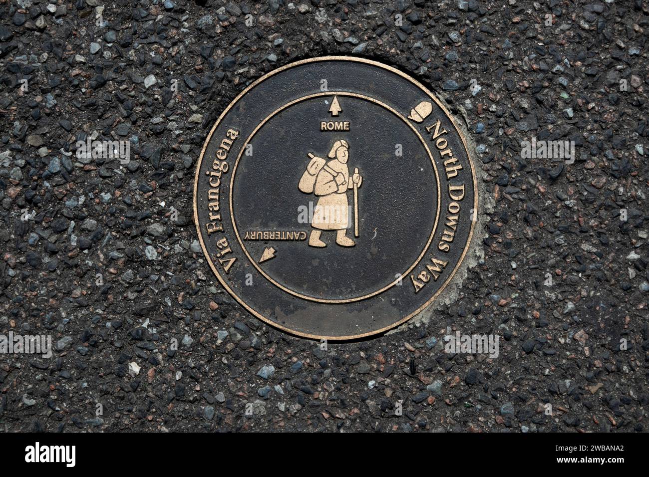 Segui le indicazioni per via Franigena pligramage e North Downs Way nella strada vicino a King Street dover UK, che mostra le indicazioni per Canterbury e Roma Foto Stock