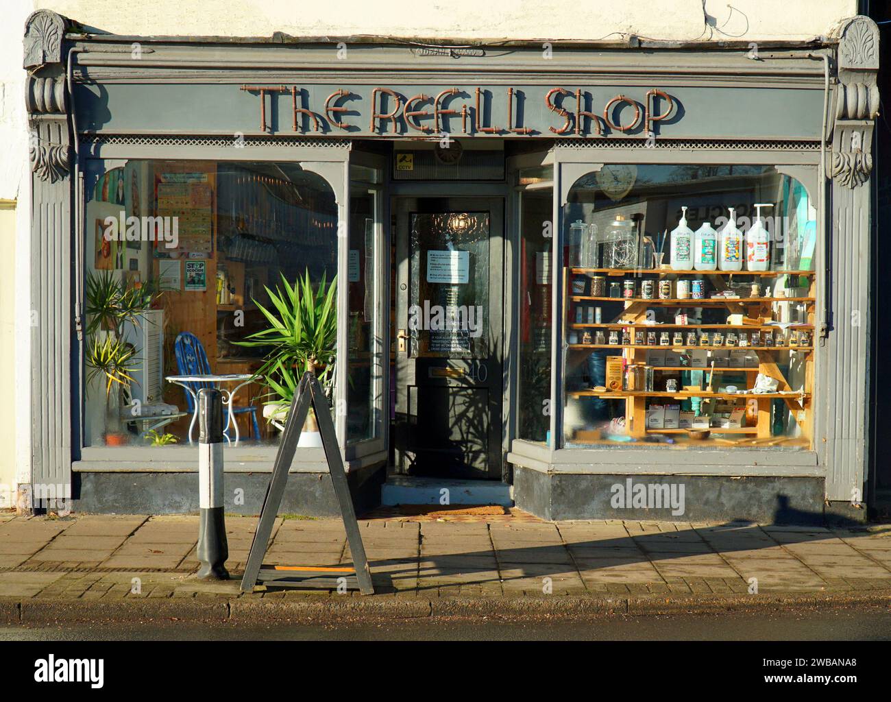 The Refill Shop un negozio di alimenti, ingredienti e prodotti domestici a St Neots, senza rifiuti di plastica. Negozio in vecchio stile davanti. Foto Stock