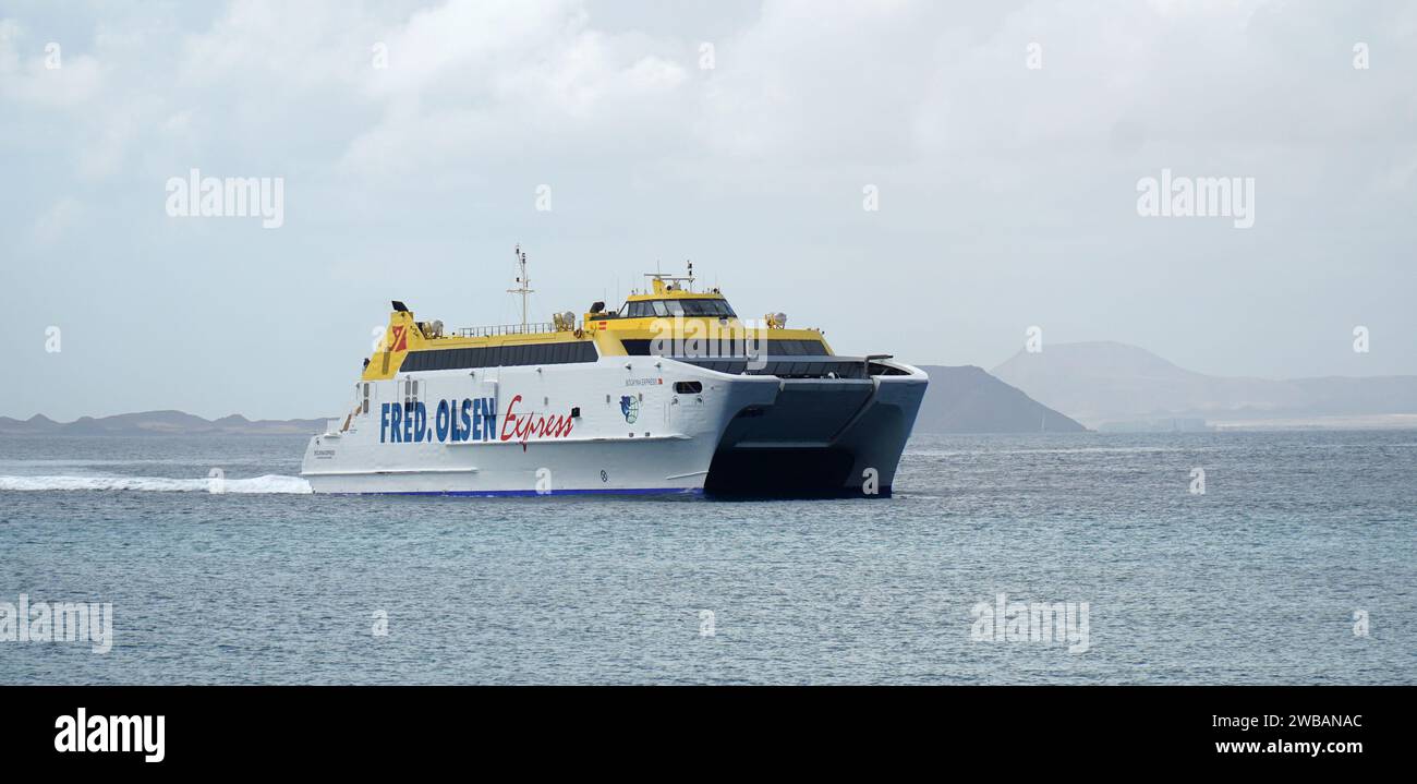 Fred Olsen Canary Island Ferry naviga tra Playa Blanca Lanzarote e Corralejo Fuerteventura. Foto Stock