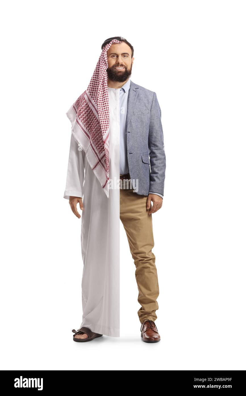 Ritratto a figura intera di un uomo arabo saudita che indossa un abito tradizionale e abiti da lavoro casual isolati su sfondo bianco Foto Stock