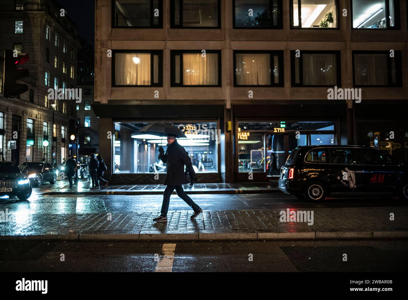 LOTUS Supercar Show illuminata di notte lungo Piccadilly, nel centro di Mayfair, una delle zone più esclusive di Londra, l'Inghilterra e il Regno Unito Foto Stock