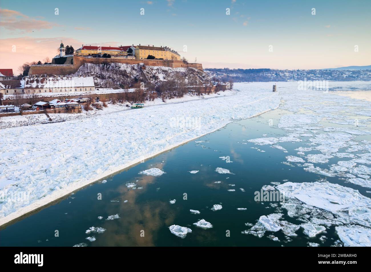 Fiume Danubio coperto di neve e ghiaccio in inverno, fortezza di Petrovaradin Novi Sad, Serbia Foto Stock
