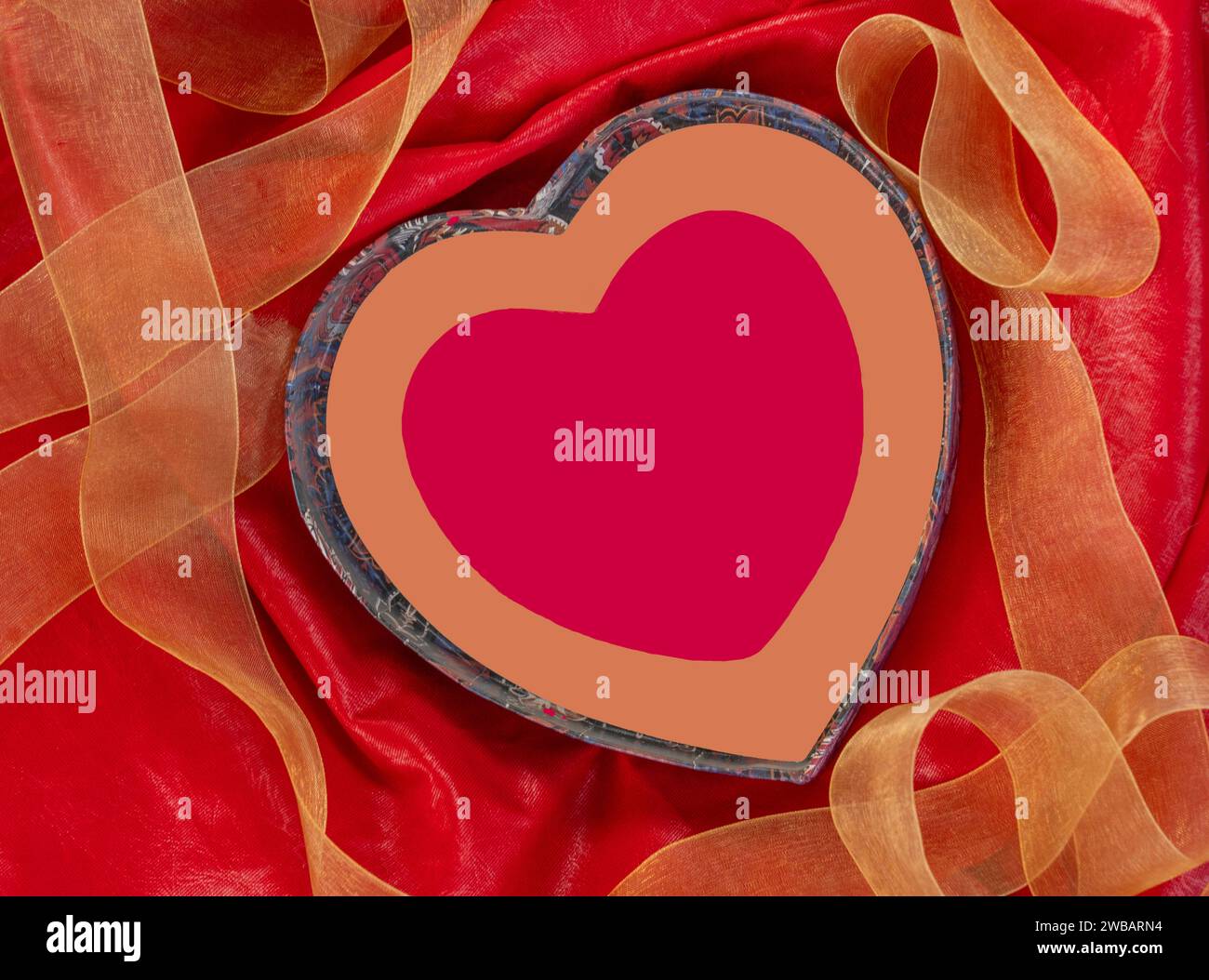 La mostra di San Valentino mostra cuori e contorno del cuore circondati da tessuti rossi e ricci dorati di delicati nastri. Spazio di testo disponibile all'interno del cuore. Foto Stock