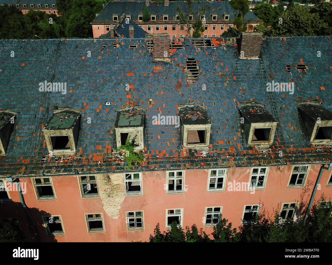 Caserme militari abbandonate, fotografate da un drone mentre la natura la riprende lentamente Foto Stock