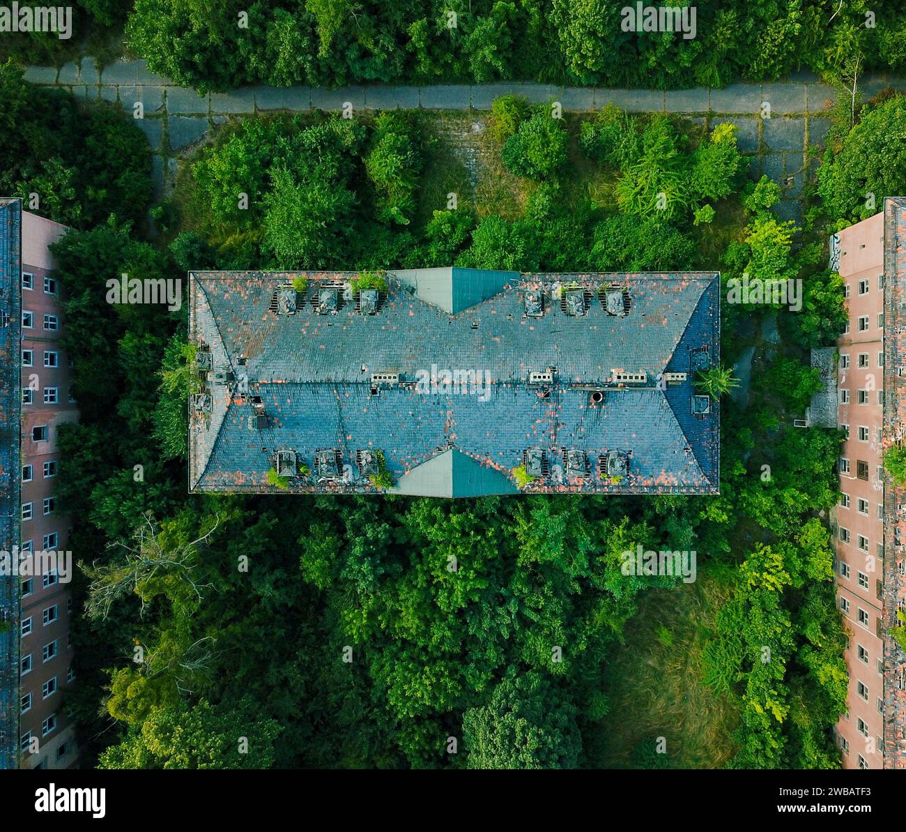 Caserme militari abbandonate, fotografate da un drone mentre la natura la riprende lentamente Foto Stock