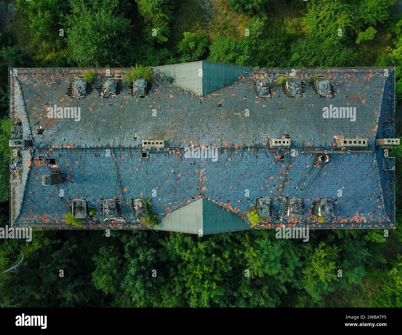 Caserme militari abbandonate, fotografate da un drone mentre la natura la riprende lentamente Foto Stock
